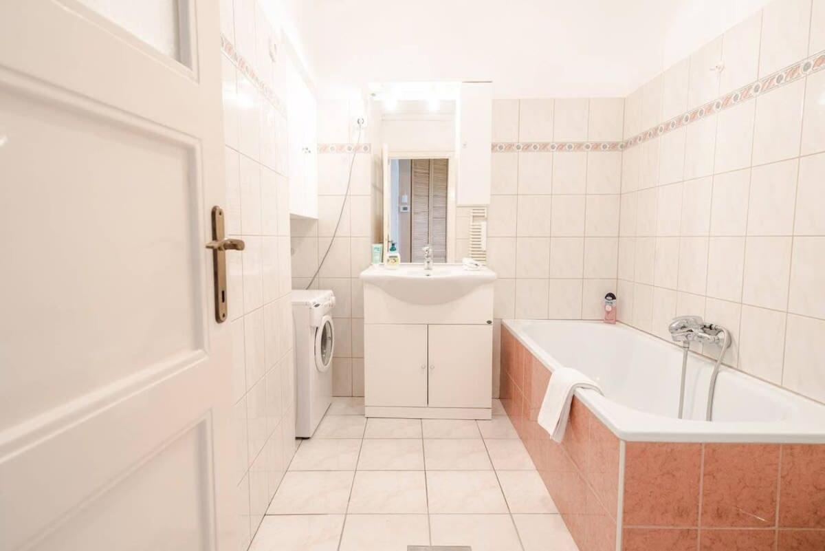 Apartamento Excellent Location Lovely With Ac Budapeste
