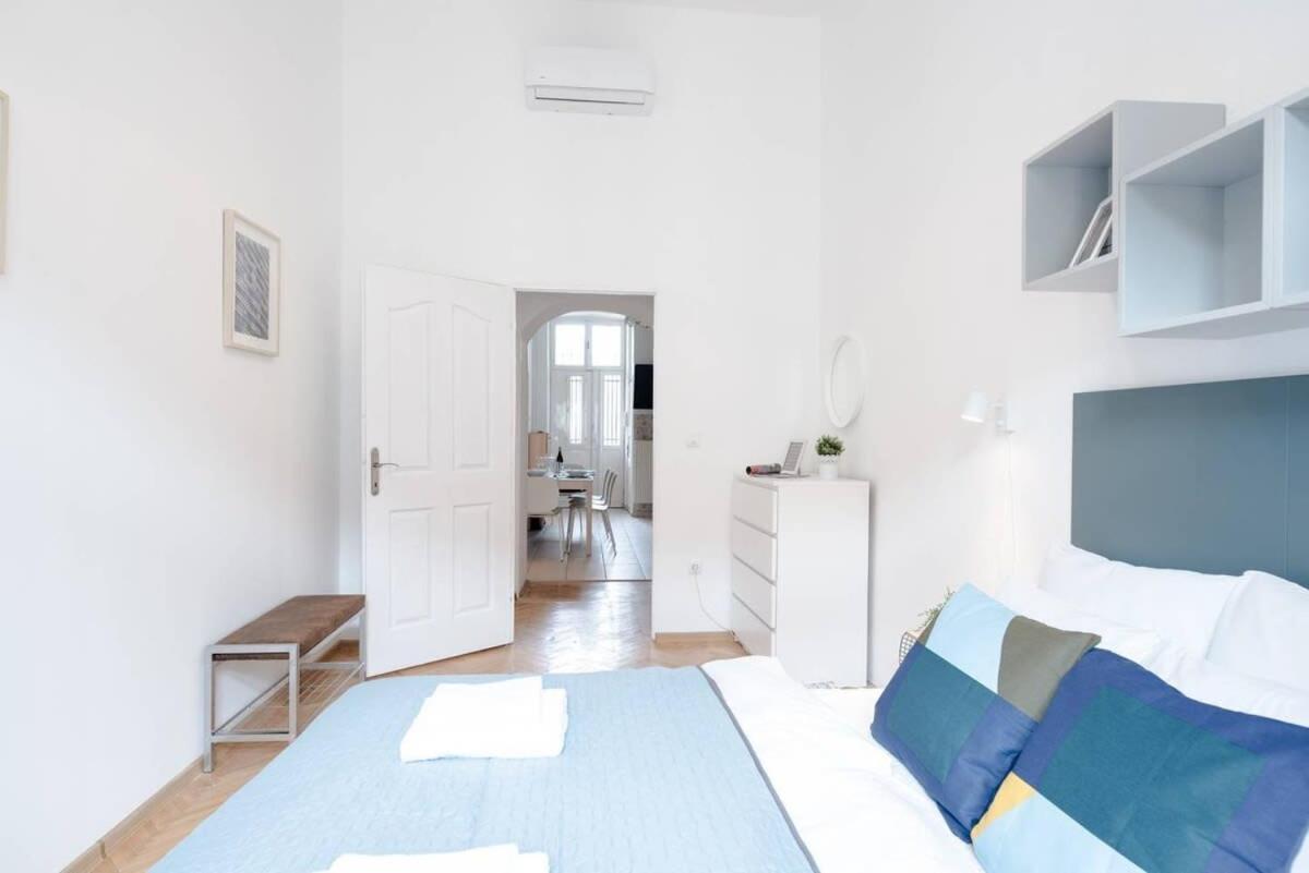 Excellent Location Lovely With Ac Apartamento
